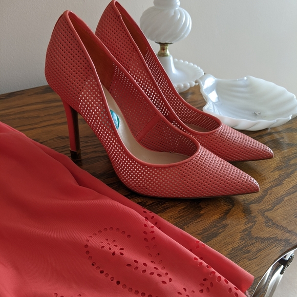 Shoes - GUESS orange pointed toe tangerine pumps heels 7.5